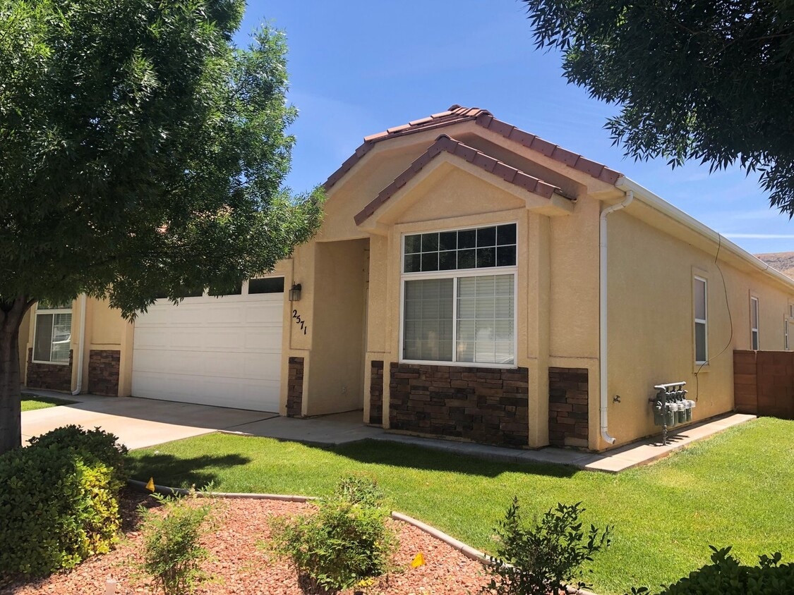 Primary Photo - Townhome in Sky Ridge