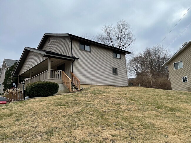 Building Photo - 6 Holloway Dr