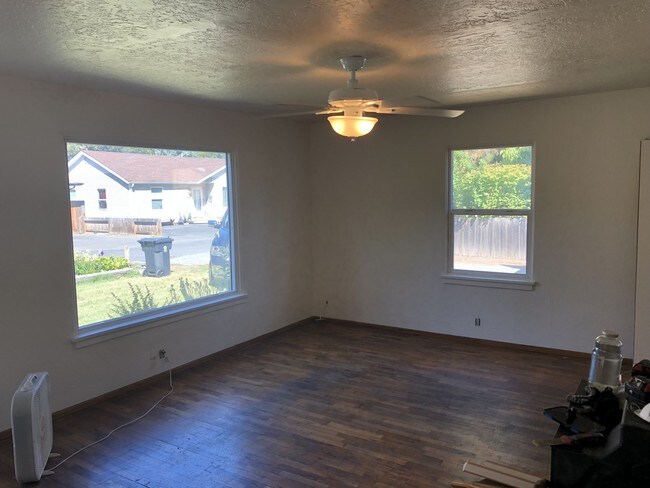 Building Photo - 1301 Oak View Dr