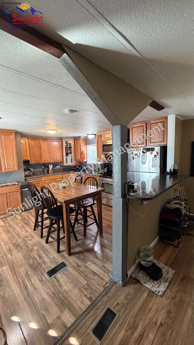 Building Photo - 3 Bed 2 Bath - Updated!