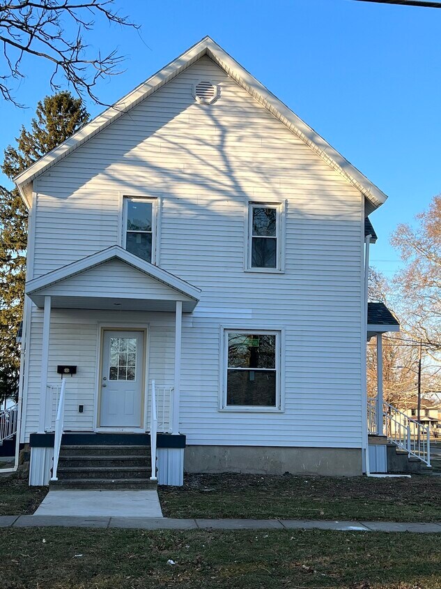 119 E Elm St Unit 4, Albion, MI 49224 Room for Rent in Albion, MI