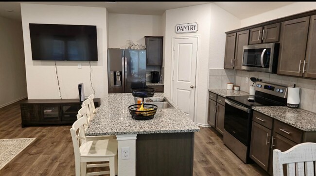 Foto del edificio - 713 Meadow Creek Ln