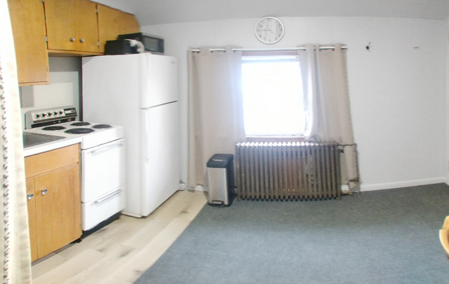 Building Photo - 208 2nd St S