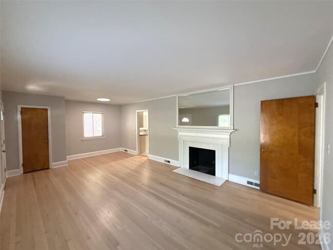Building Photo - 932 Hickory Nut St