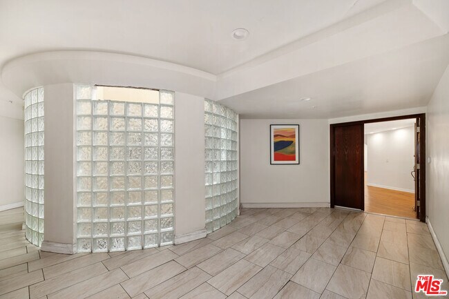 Foto del edificio - 10555 Ashton Ave