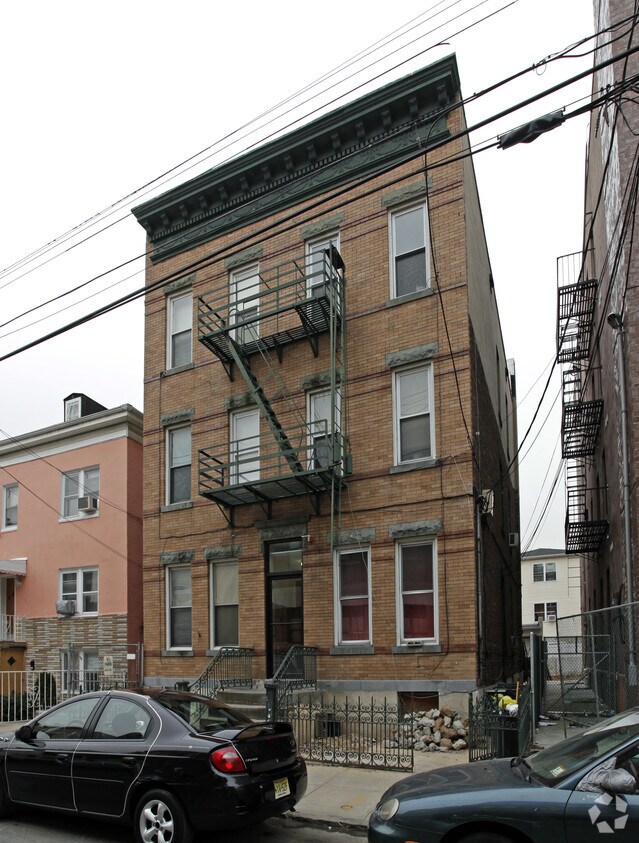 Building Photo - 711 28th St