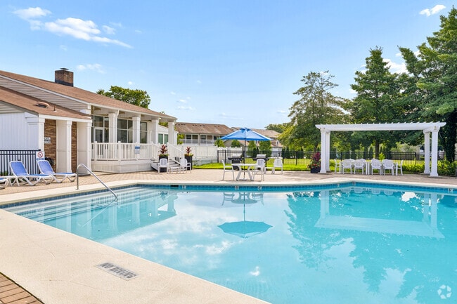 Pool - Aspen Apartments