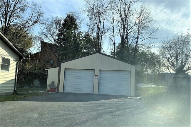 Building Photo - 3 bedroom / 2 bath One Level Home Johnson ...