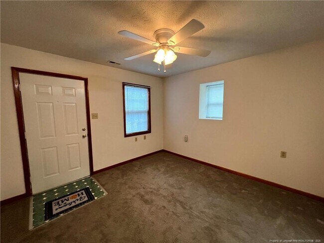 Foto del edificio - 2472 John Hall Rd