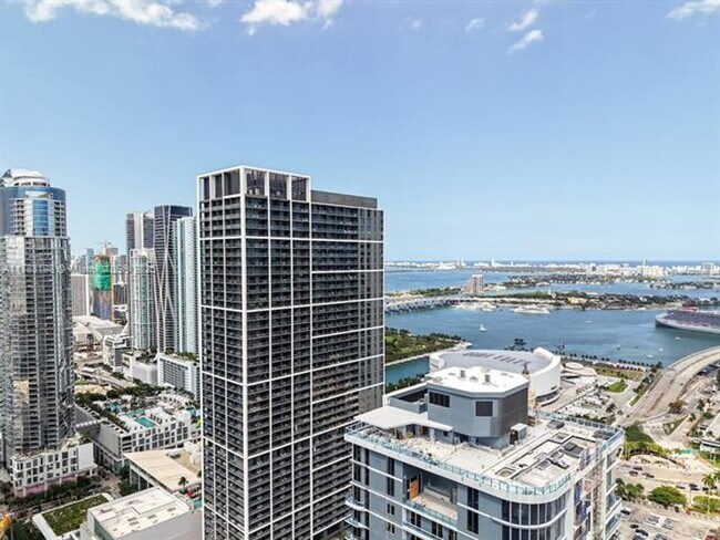 Foto del edificio - 601 NE 1st Ave