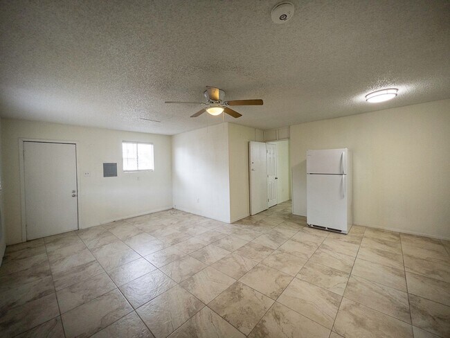Foto del edificio - 1 bed and 1 bath located in Henderson!