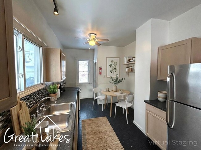 Foto del edificio - Lovely 3 Bedroom 2 Bathroom now available for rent