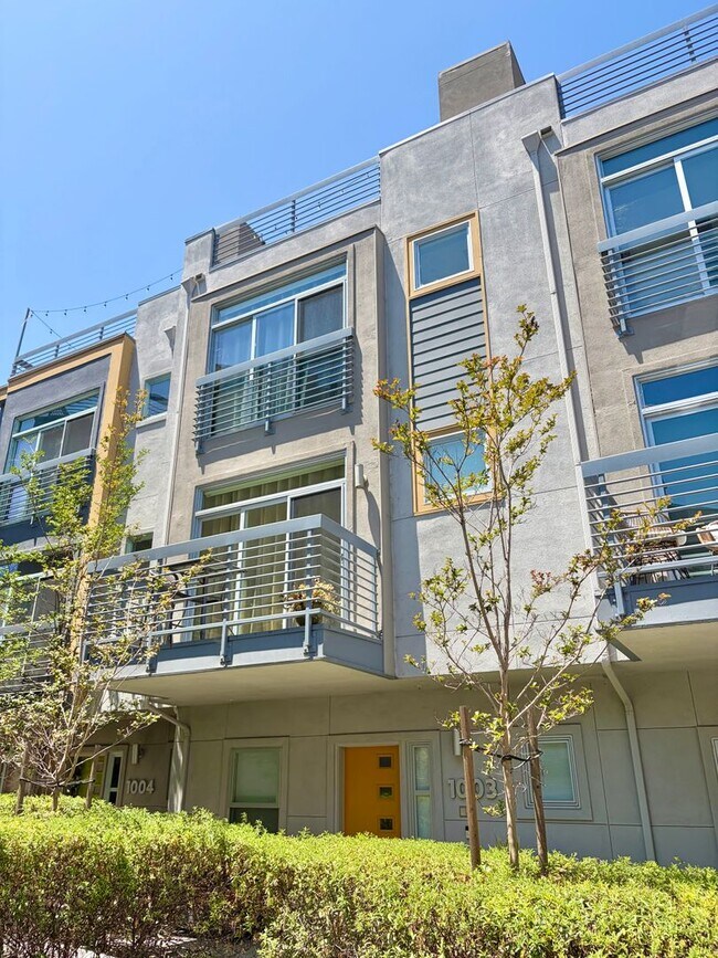 Foto del edificio - Furnished 3-BR/3-BA Townhouse w/ Giant Roof deck, 2-Car Garage, EV Hookup