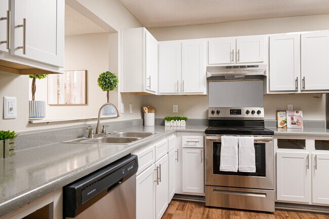 ¡Disfruta cocinando con estilo gracias a los elegantes electrodomésticos de acero inoxidable en la cocina de tu apartamento en Southwind Apartments, ubicado en Richland, MS! - Southwind