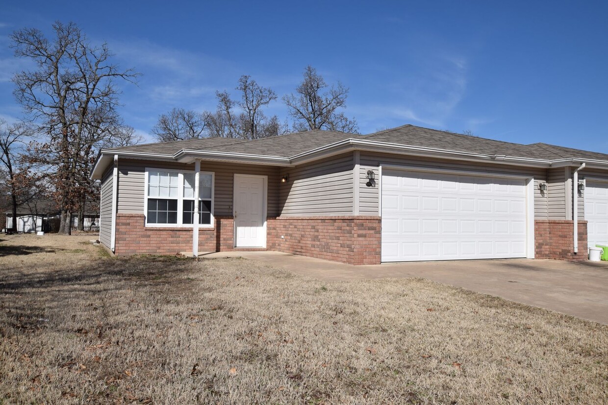 Primary Photo - 1705 Redbud Dr