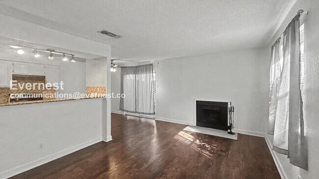 Foto del edificio - 2 Bed, 1.5 Bath Apartment with Carport / Pet-Friendly / Available Now!