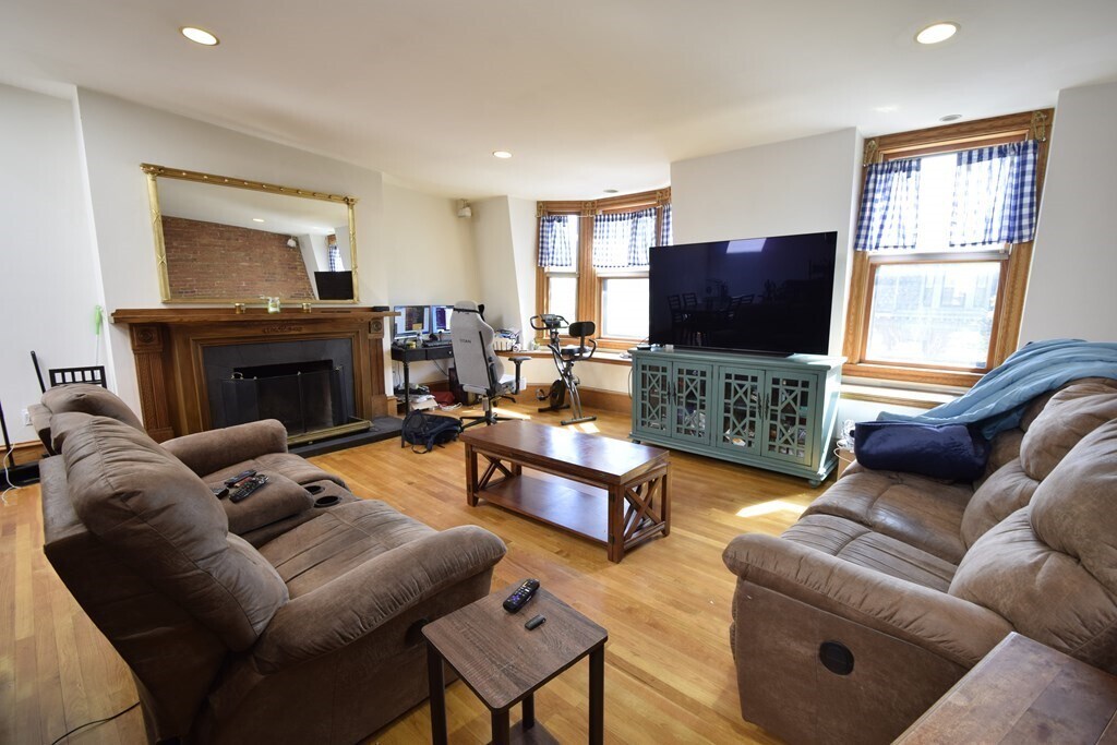 17 Holyoke St Unit 4, Boston, MA 02116 Condo for Rent in Boston, MA