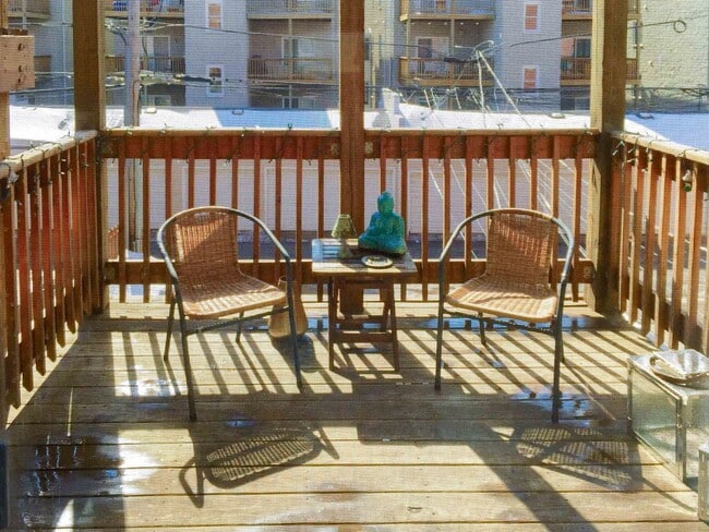 Building Photo - 1319 W Belmont Ave