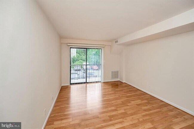 Foto del edificio - 100 Buckingham Ln