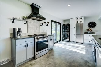 Building Photo - 20 Meadow View Dr