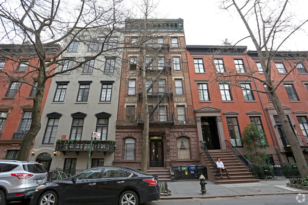 Building Photo - 56 Morton St