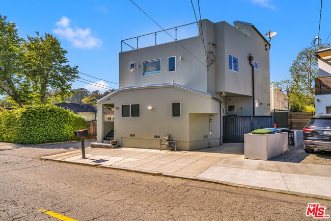 Building Photo - 257 Entrada Dr