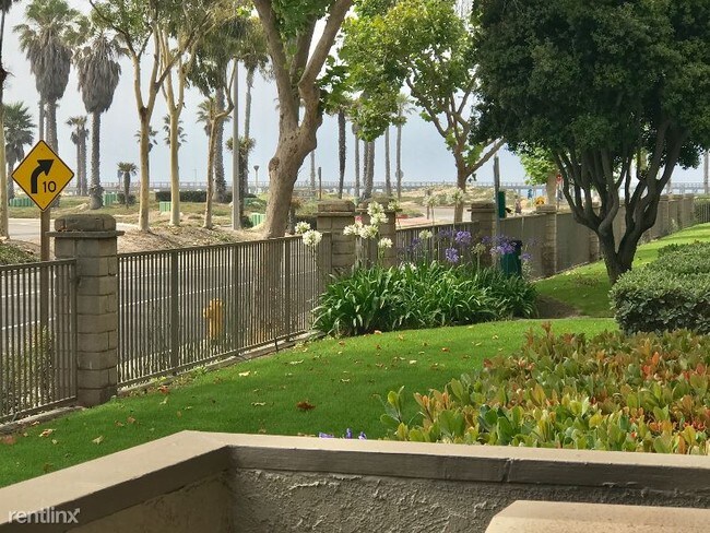 Foto del edificio - 3 br, 2 bath Apartment - 389 E. Surfside Dr.