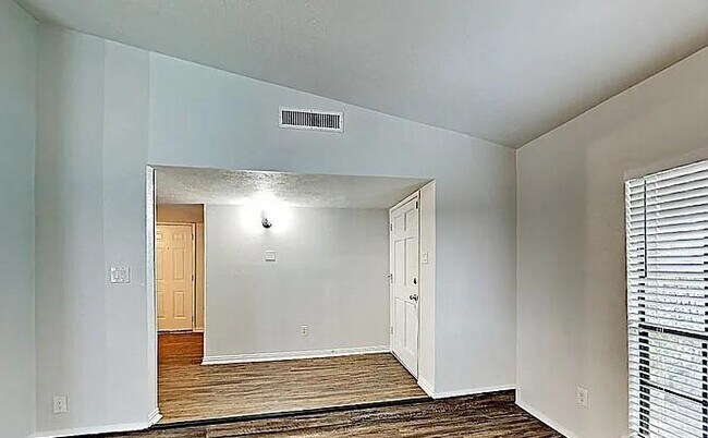 Foto del edificio - 3811 Broken Elm Dr