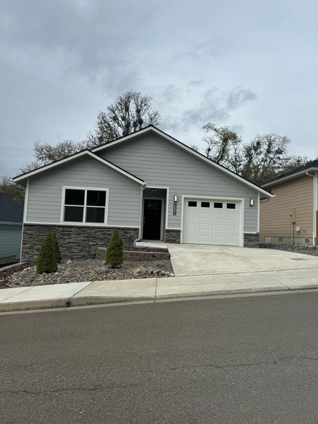 Building Photo - 1750 NE Alameda Ave
