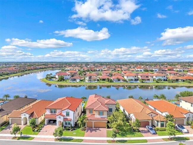 Foto del edificio - 11980 N Baypoint Cir