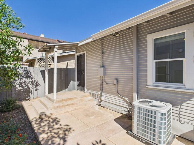 Foto del edificio - Now Leasing: Private Cottage at The Gardens on Bancroft – Full of Vintage Charm!