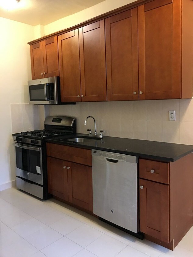 Foto principal - 124 E 93rd St