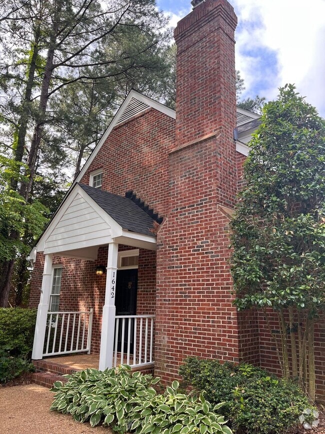 Building Photo - 1642 Village Glenn Dr