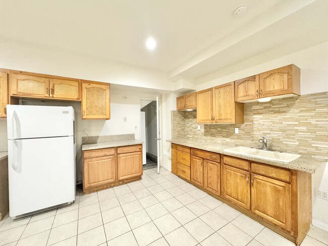 Building Photo - 1023 Larch St