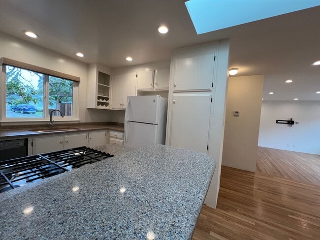 Foto del edificio - 3 Bedroom 2 Bath remodeled home is Capitola