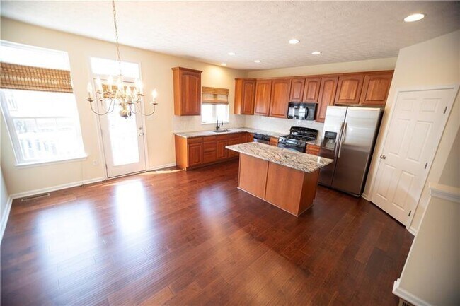 Building Photo - 108 Village Pl