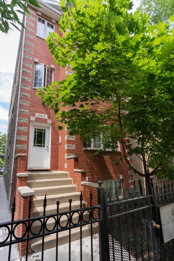 Primary Photo - 1064 N Marshfield Ave