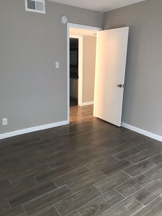 Photo - Renovated 2 Bedroom Condo - Oak Forest West