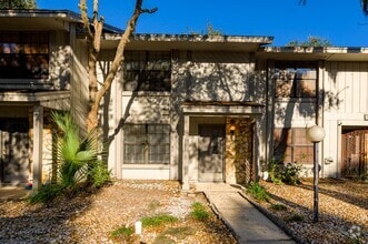 Building Photo - 5 Oakwood Park