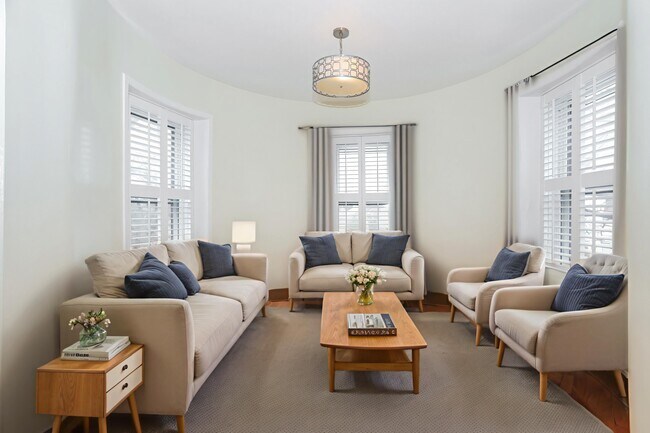 Building Photo - 105 9th St SE