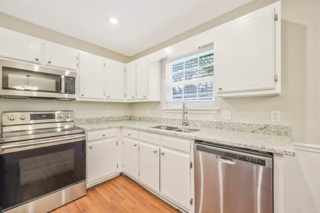 Building Photo - 325 Royal Garden Dr