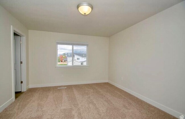 Building Photo - 855 W 600 S