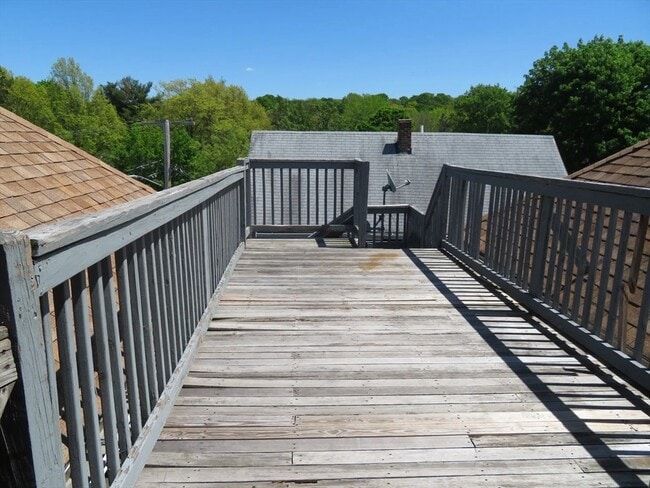 Building Photo - 1072 River St