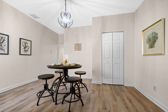 Foto del edificio - FULLY UPDATED 2 BR, 1 BA Single Family Home in Edgewood - SHARP!