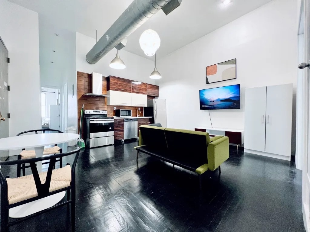 Primary Photo - Furnished room/NOT APARTMENT