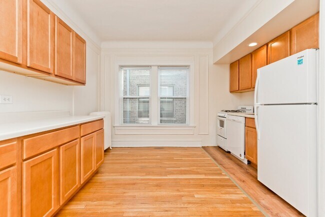 Building Photo - 735 Hinman Ave
