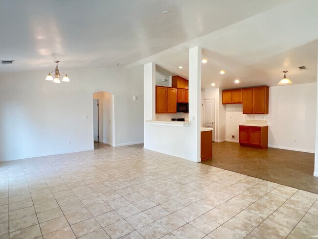 Building Photo - Southwest Bakersfield Home
