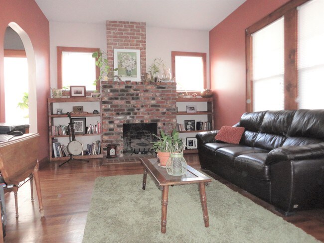 Foto del edificio - 923 E Hillcrest Dr