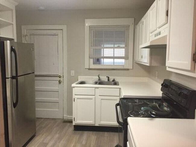 Building Photo - 2 Bedroom/ 1 Bathroom Available in June!