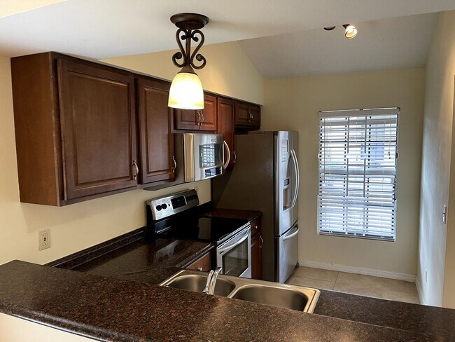 Building Photo - 2/2 End Unit Villa in Temple Terrace
